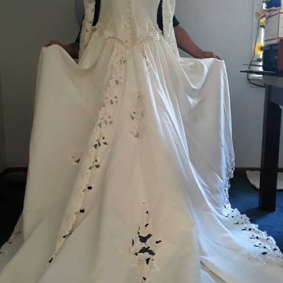 Oleg Cassini wedding gown with 7ft train - Picture 16 of 16